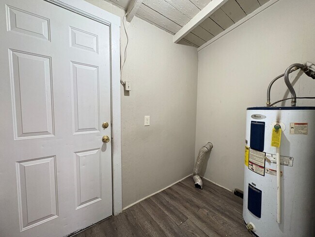 Building Photo - 2 Bedroom, 1 Bathroom House in High Point!