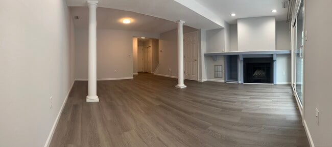 Building Photo - 221 Cottonwood Rd