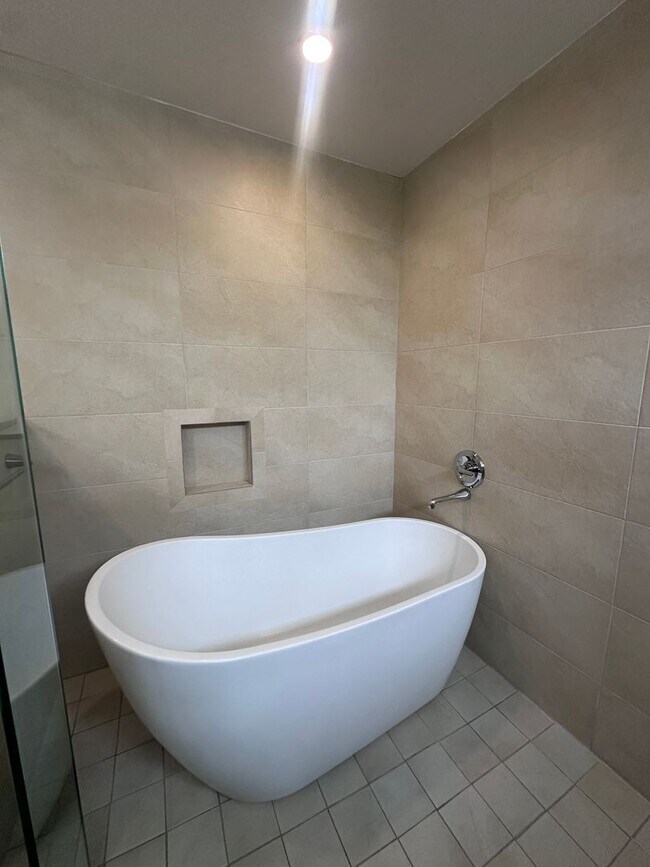 Building Photo - Stunning 3 bedroom + Den with Large Yard!