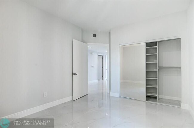 Building Photo - 2650 Lake Shore Dr