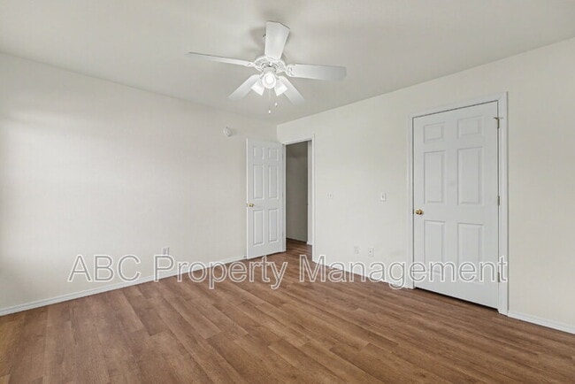 Building Photo - 3006 SW Deerfield Blvd