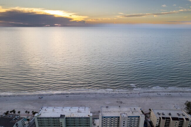 Building Photo - Gorgeous 2/2 condo at Indian Shores