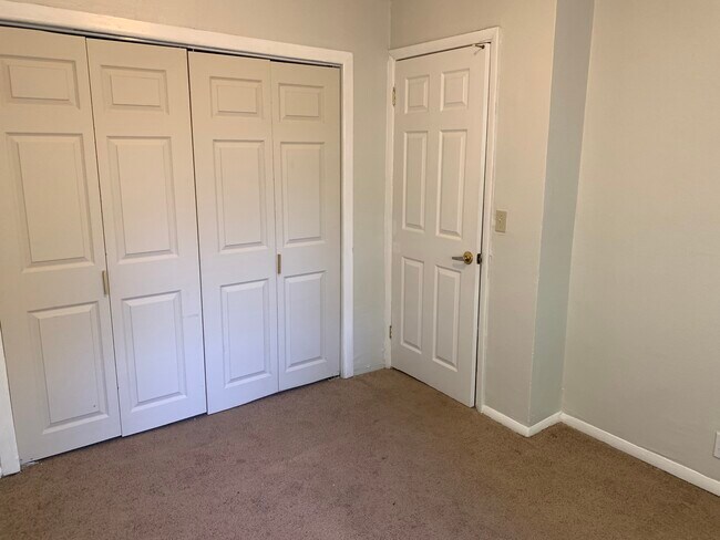 Building Photo - 1207 N Ross Ave