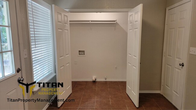 Building Photo - 3bed/ 2 bath home