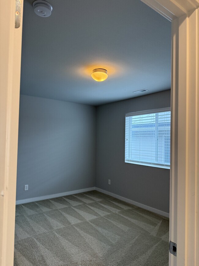 Building Photo - Seven Seven Oaks St SE