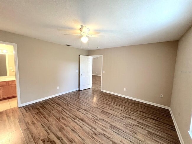 Building Photo - 4 Eton Ln