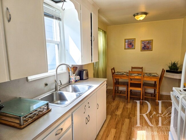 Building Photo - Furnished Cozy 1-Bd Near PSNS
