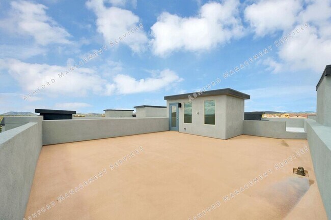 Building Photo - Luxury 3-Bedroom Townhome with Rooftop Dec...