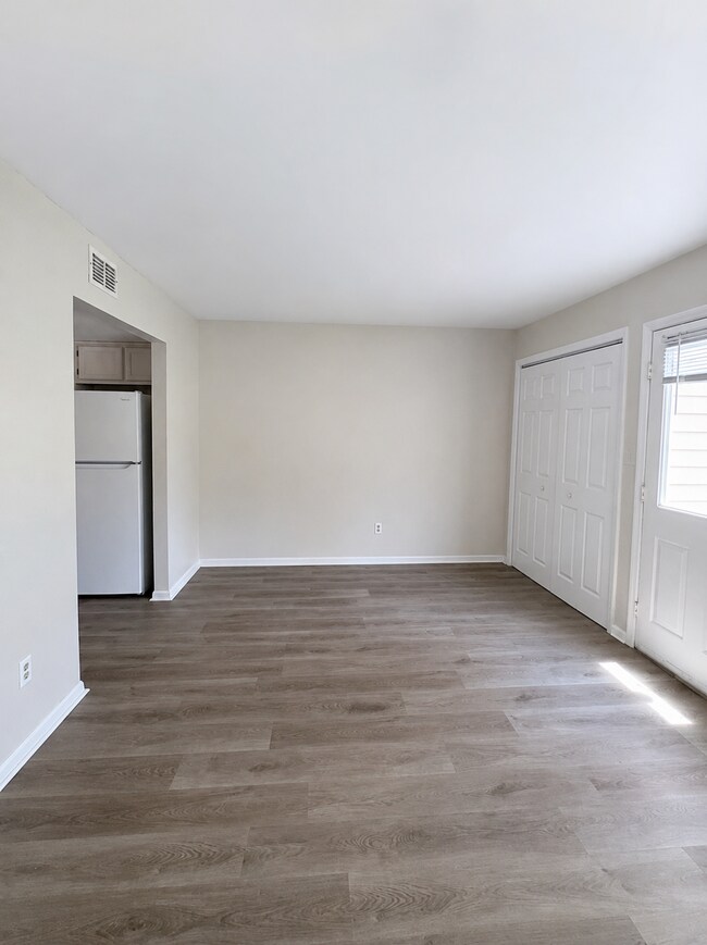 Building Photo - Charming 3 Bedroom Town House-116 Palace Cir.