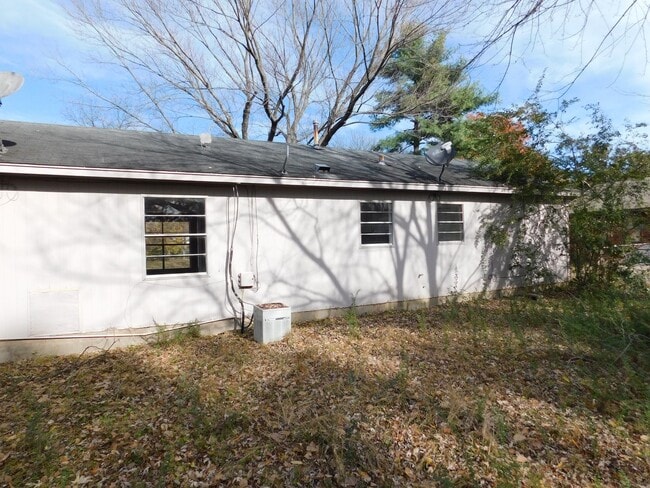 Building Photo - 1827 Custer Dr