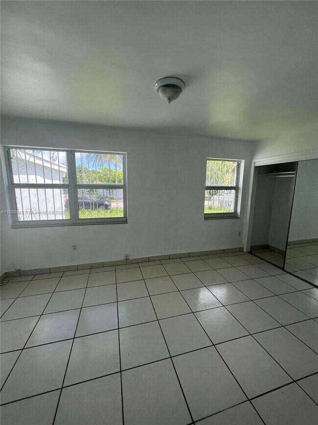 Building Photo - 1600 SW 71st Ct