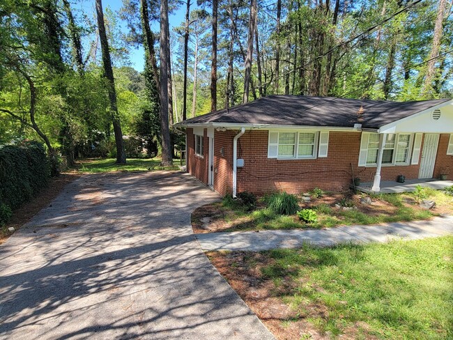 Building Photo - Spacious 3BR Ranch in Prime Atlanta Location!