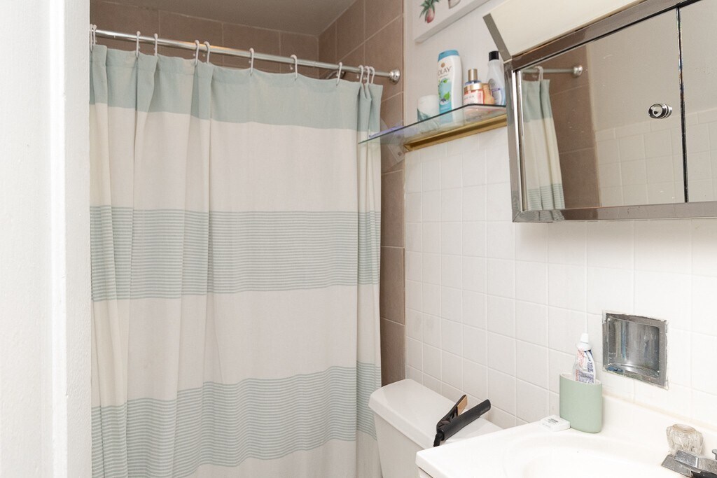 Building Photo - 2627 N Marshfield Ave