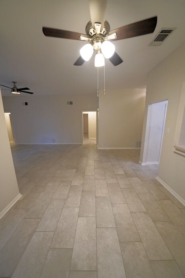 Building Photo - Beautiful Home in the desirable Shavano Ga...
