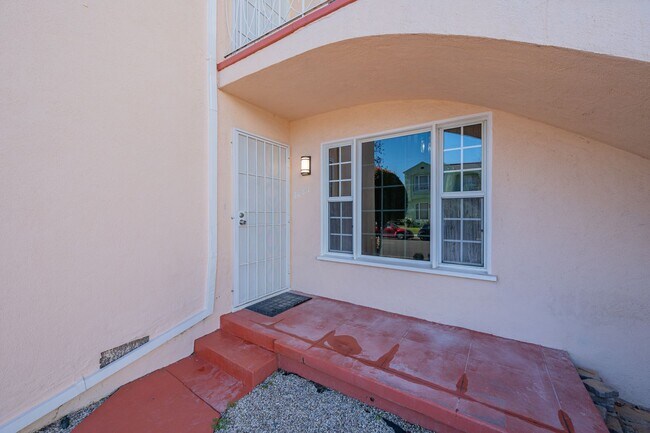 Building Photo - 1429 S Curson Ave