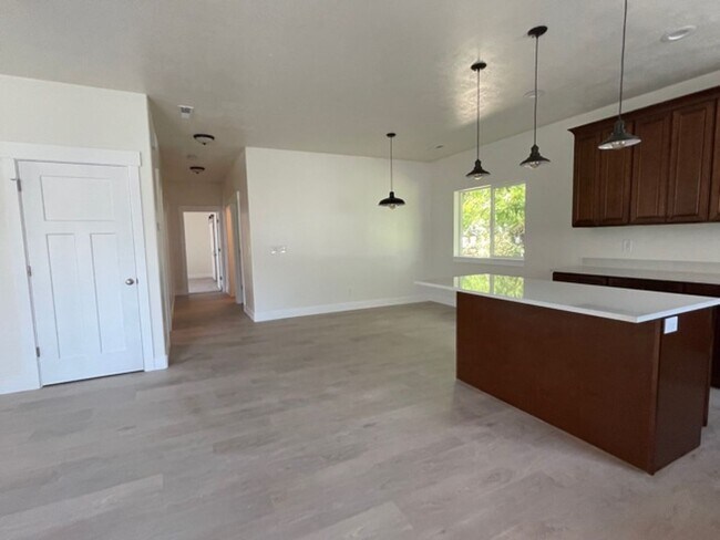 Building Photo - Single-Level 2 Bed / 2 Bath | Garage Available June 1st