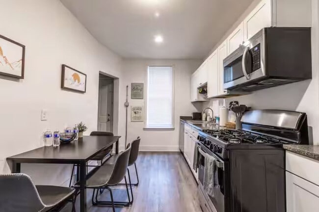 Building Photo - Renovated 3BR in South Side Flats | 100 Walk Score | In-Unit Laundry