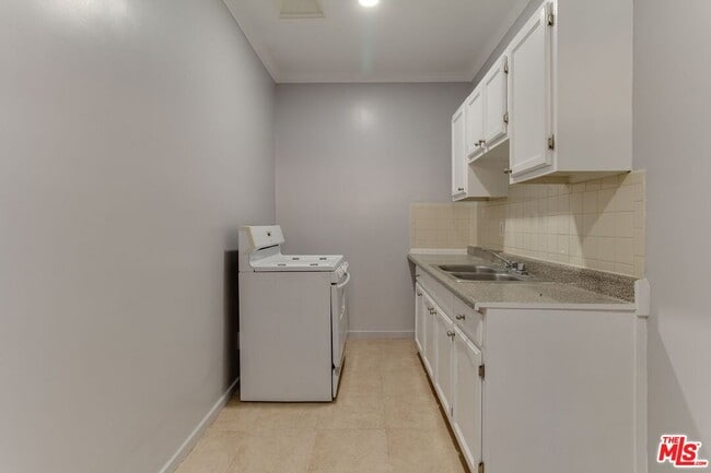 Building Photo - 730 S Catalina St