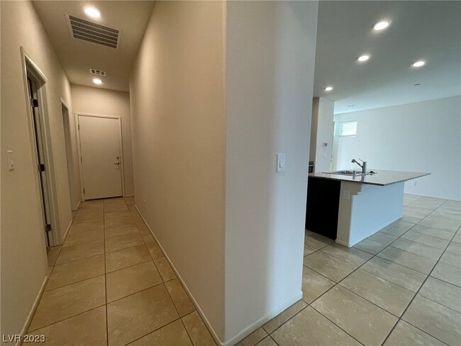 Building Photo - 2124 Del Aqua Ave