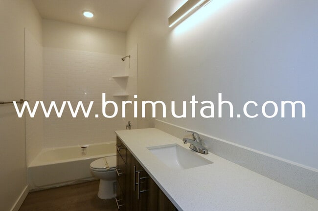 Building Photo - 945 S Washington St