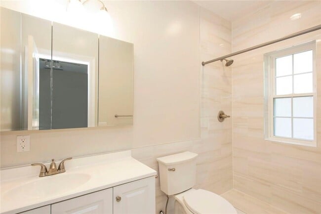 Building Photo - 5 Midland Pl