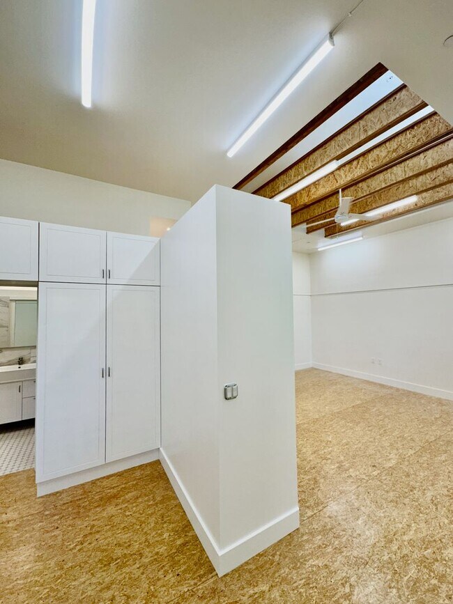Building Photo - Bright Live-Work Studio with Tall Ceilings...