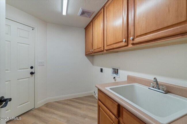 Building Photo - 1414 N Palmsprings Dr