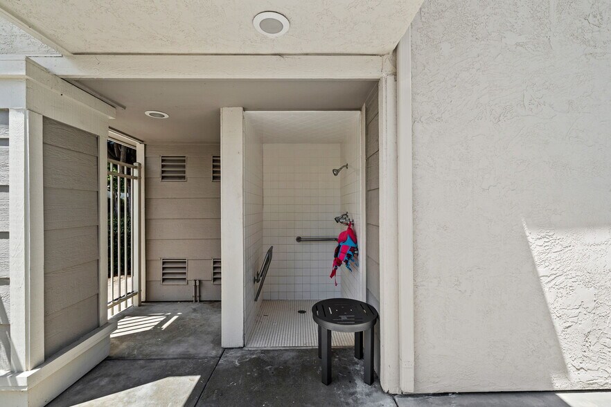 Building Photo - 13254 Tiverton Rd