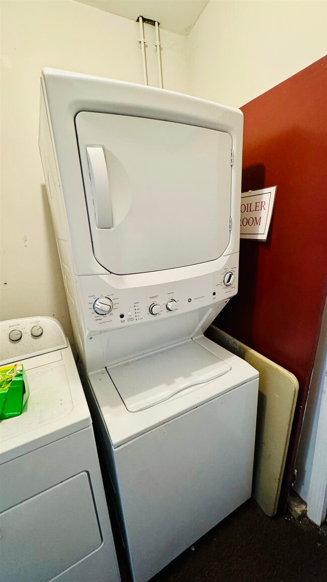 Building Photo - 682 Summit Ave