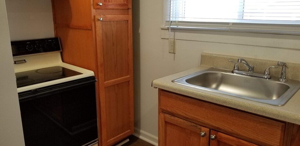 Building Photo - 219 W Adams Ave