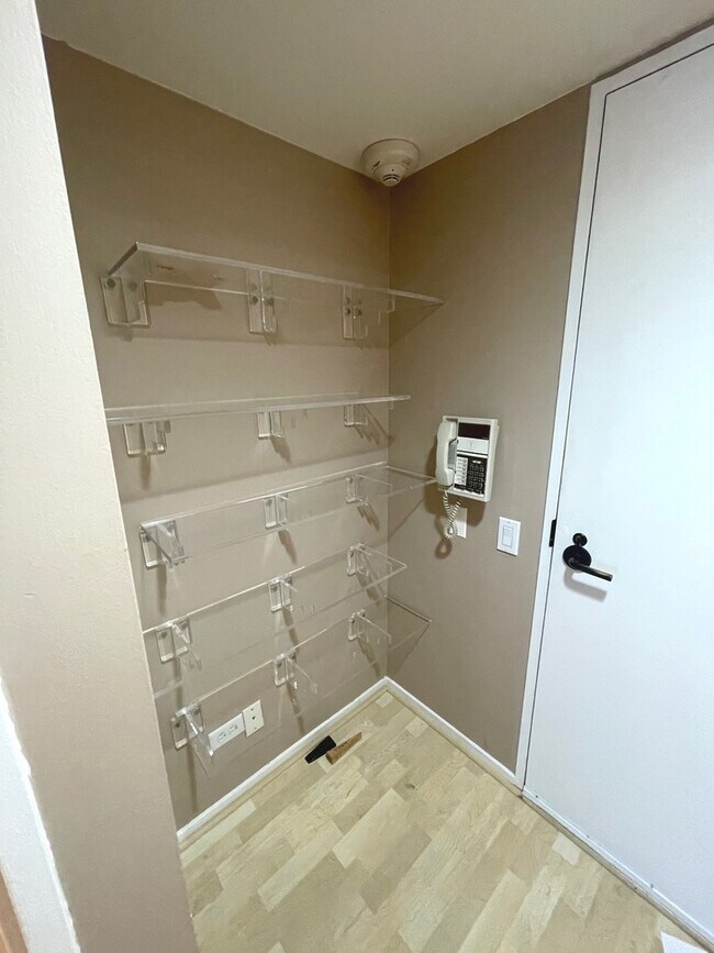 Building Photo - 175 E Delaware Pl