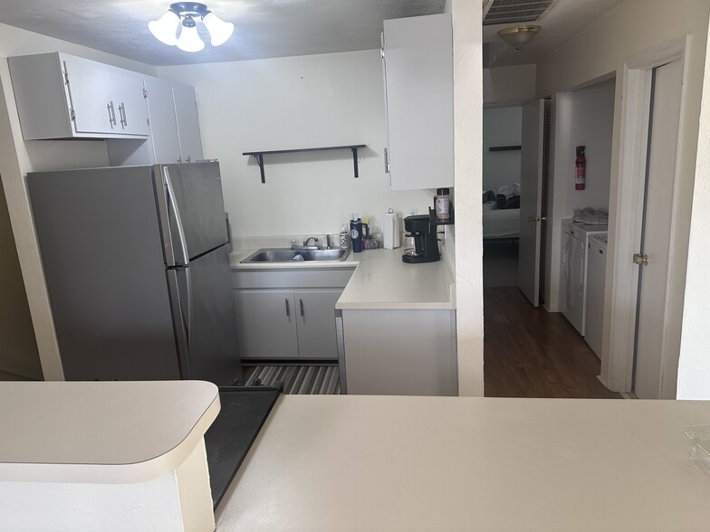 Kitchen - 1337 Airport Dr