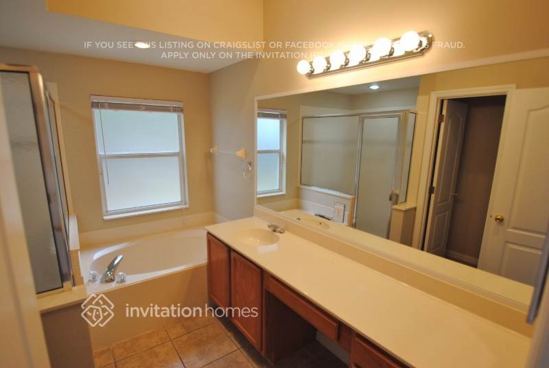 Building Photo - 400 Oak Springs Ct