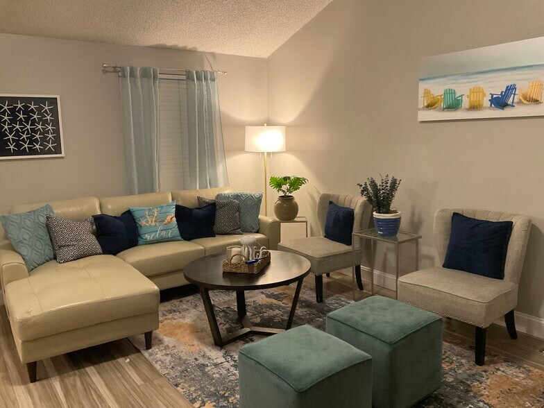 Living room - 2692 Cedarbrooke Dr