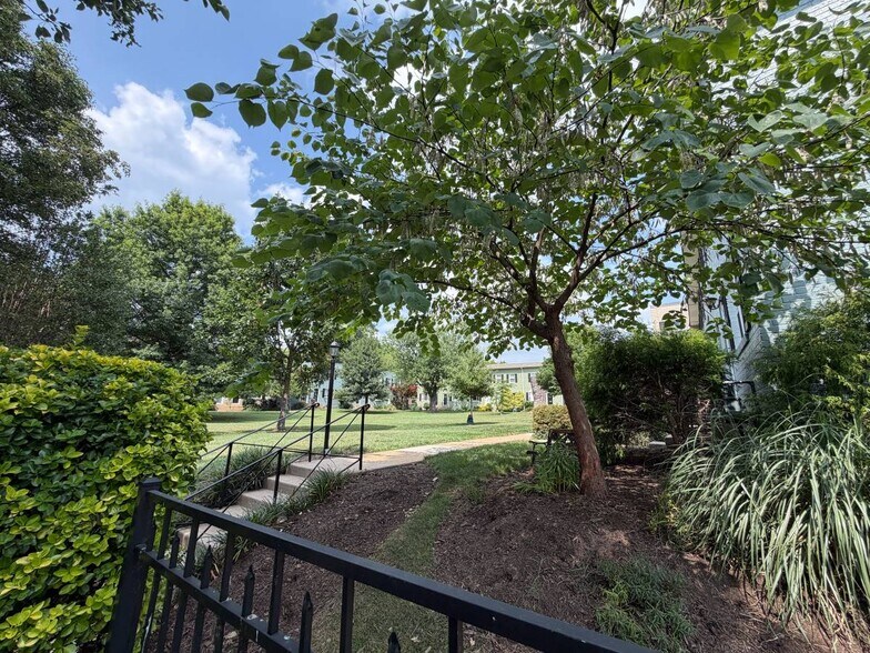 Private, beautiful courtyard - 1723 N Cliff St