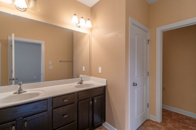 Building Photo - Beautiful Condo Minutes from Ballantyne wi...