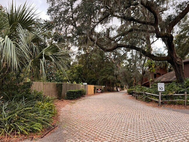 Building Photo - Beautifully updated 2 bedroom 2 1/2 baths ...