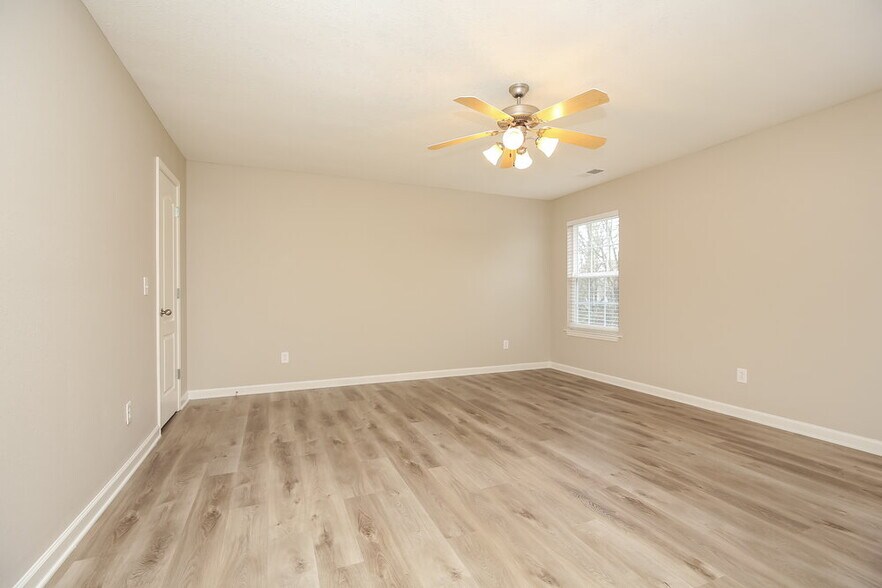Building Photo - 141 Lyndhurst Dr