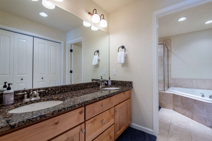Building Photo - 129 Cobble Creek Ln