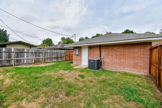 Building Photo - 7901 Ridgeview Dr