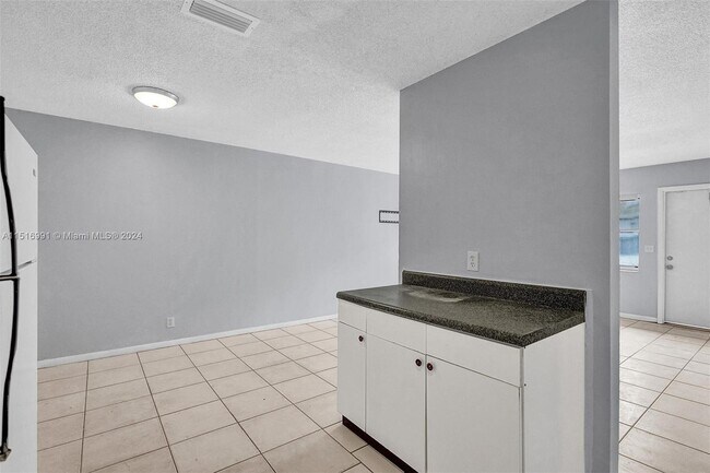 Building Photo - 5316 NW 24th Ct