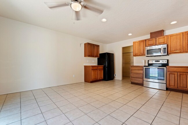 Building Photo - Very Clean 3 Bedroom Home with Community P...