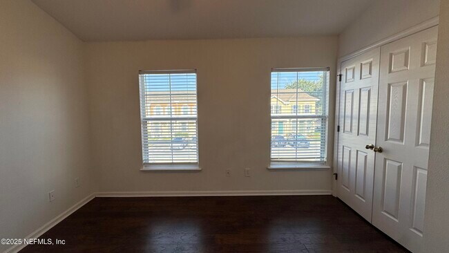 Building Photo - 12999 Sunset Lake Dr