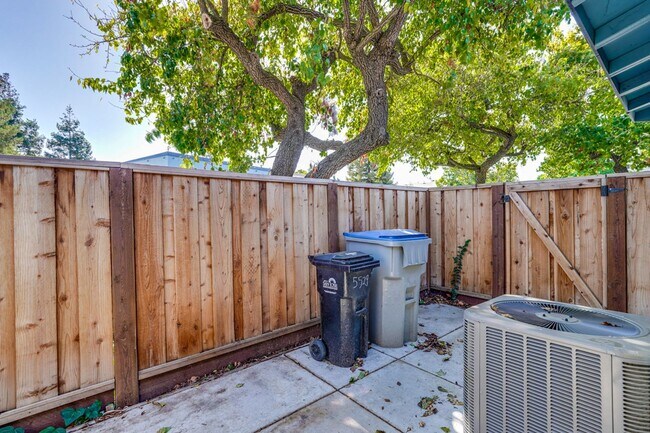 Building Photo - Remodeled 2 Bed 1 Bath Condo!