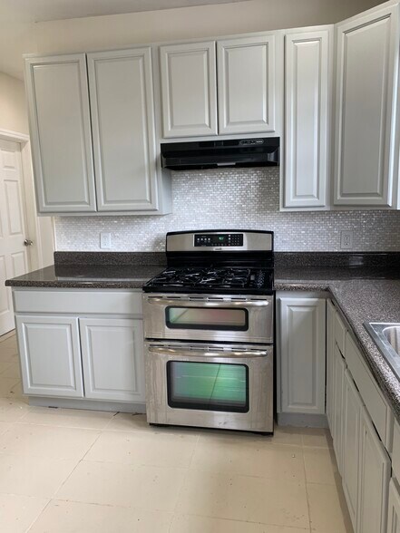 Building Photo - 69 Schley St