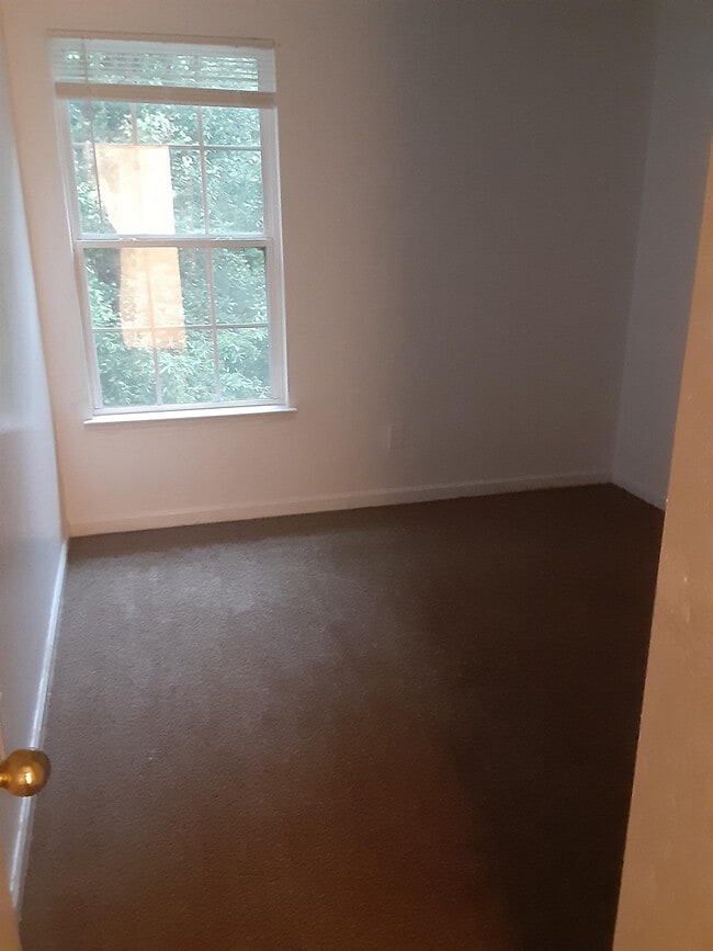 Building Photo - 196 Brookview Dr