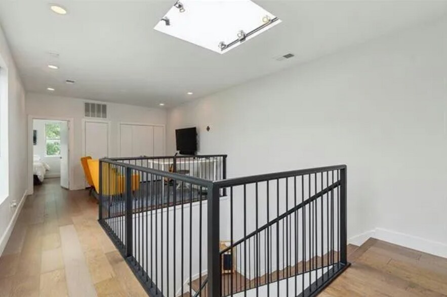 Building Photo - 4413 Roseland Ave