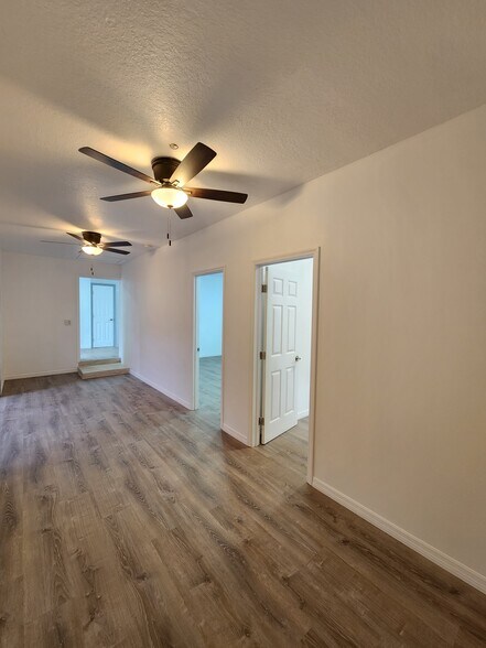 Livingrm/diningrm combo - 7911 Napoleon St