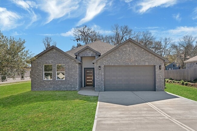 Primary Photo - 939 Lake View Dr