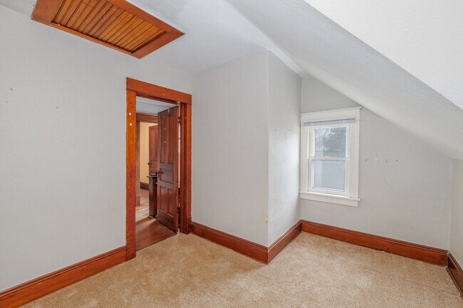 Building Photo - 132 W 14th Ave